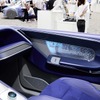将来のコックピットを想定した「Opale」。まるでドアが透過しているように車外の映像をドアに投影して後方から近づく自転車などを発見しやすくする
