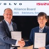 契約締結式。ボルボ・グループのルンドステット プレジデント兼CEO（左）といすゞの片山正則 会長兼CEO