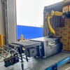 コンテナから荷降ろしするRockyOne