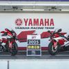 #21 YAMAHA RACING TEAMの「YZF-R1」レプリカ（左）と1999年の「YZF-R7」（右）