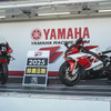 #21 YAMAHA RACING TEAMの「YZF-R1」レプリカ（左）と1999年の「YZF-R7」（右）