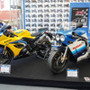 スズキ GSX-R1000R（左）と初代GSX-R750（右）