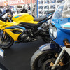 スズキ GSX-R1000R（左）と初代GSX-R750（右）