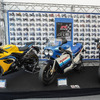 スズキ GSX-R1000R（左）と初代GSX-R750（中）、GSX-R400（右）