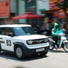 Grabの乗り合いオートバイの横を走るVF3。VF3は後席が狭いこともあってタクシー用途には向かない