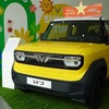 ハノイ市内のディーラーに展示した合ったVF3。営業マンは、この黄色と白の2トーンカラーがよく売れるボディカラーと話していた