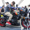 スズキ GSX-8TTと青木タカオ氏（鈴鹿8耐2025）