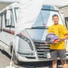 鳥羽海渡選手とカーステイ提供の大型キャンピングカー