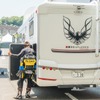 キャンピングカーの大型荷台から荷物を取り出す鳥羽海渡選手