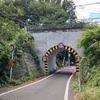小金井市東町の西武線ガード（1丁目側）。前方くぐって右手が二枚橋の坂、くぐって直進するとはけの道、手前左手へ進むと二枚橋へ