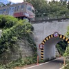 小金井市東町の西武線ガード（1丁目側）
