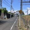 小金井市東町5丁目の二枚橋の坂。右背後がガード