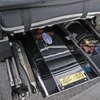 運転席／助手席のシート下にもARCオーディオのパワーアンプである420SE-Tradがインストールされている。