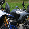 スズキ Vストローム800DE（左）とVストローム800（右）