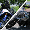 スズキ Vストローム800DE（左）とVストローム800（右）