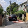 狭い道！ 制限1.5mの都道11号、画面奥～左手前