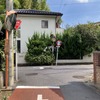 狭い道！ 制限1.5mの都道11号、画面手前～右折