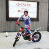 ヤマハの電動トライアルバイクによる黒山健一選手のデモンストレーション