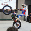 ヤマハの電動トライアルバイクによる黒山健一選手のデモンストレーション