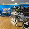 メーカーの垣根をこえた商品を展示