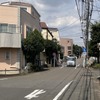 狭い道、制限1.7m！　荒玉水道道路：世田谷区喜多見5丁目。奥が高円寺方面