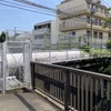 狭い道、制限1.7m！　荒玉水道道路：大蔵水道橋、世田谷区成城1丁目（奥）～砧7丁目（手前）。左手が高円寺方面、右手が砧浄水場方面