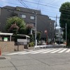 狭い道、制限1.8m！　荒玉水道道路：山野小学校横交差点、世田谷区砧4丁目（向かって左）～6丁目（向かって右）。奥が砧浄水場方面