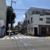 狭い道、制限2.0m！　荒玉水道道路：荒玉水道交差点、杉並区永福2丁目（向かって左）～3丁目（向かって右）。奥が砧浄水場方面