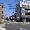 狭い道、制限2.0m！　荒玉水道道路：荒玉水道交差点、杉並区永福4丁目。奥が高円寺方面