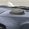 センタースピーカーにもモレルのイレイトカーボンMW3をチョイス。ダッシュは吸音効果も考慮して全面処理されている。