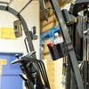 サンワサプライの特殊車両や棚の柱に巻き付けて固定できるドリンクホルダー「PDA-STN80BK」