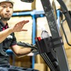 サンワサプライの特殊車両や棚の柱に巻き付けて固定できるドリンクホルダー「PDA-STN80BK」