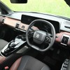 インテリアはブラウンとブラックの2トーン仕上げで、従来のスズキ車とは違った新たなデザインをアピールした