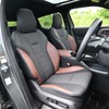 たっぷりしたシートサイズはサーキット走行でも身体をしっかりとホールド。運転席側はパワーシートとなっていた