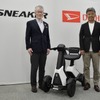 ダイハツ工業の井上雅代表取締役社長（向かって右）と製品企画部プロジェクト責任者、鐘堂信吾氏