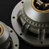 各ユニット背面のオーナメントプレートにもPPCコーンの指向性を▼印で表示 ※画像はプロトタイプを撮影したもので、背面オーナメントプレートの向きが実際と異なる