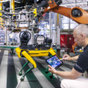 メルセデスベンツが独デュッセルドルフ工場にロボット犬「アリス」導入