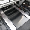助手席のシート下にはデジタルパワーアンプのRS-A7Xをインストール。シートレールの間に見事に収まるスペース効率の良さ。