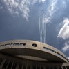 東京都庁上空のブルーインパルス。東京オリンピック2020の聖火到着を記念して飛行（2021年7月）