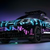 ポルシェ『カイエン・エレクトリック』プロトタイプと11kWワイヤレス充電器