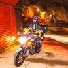 坑道を走り抜けるライダー