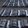横浜港で米国向け船積みを待つスバル車（7月）