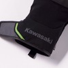 手首部分には「Kawasaki」ロゴ、中綿入りで保温性に優れる。カラー：ブラック