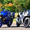 ヤマハ YZF-R25（左）とスズキ GSX250R（右）