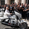ローマ教皇レオ14世のサイン入りBMW『R18』の特別カスタム仕様