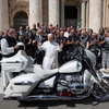 ローマ教皇レオ14世のサイン入りBMW『R18』の特別カスタム仕様