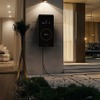 エリが開発したモジュラー・ソフトウェア・プラットフォームを介して家庭用太陽光発電システムと電気自動車を接続する11kWのウォールボックス