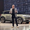 「ピースフルで楽観的で、幸せな人生を送りたいのがVWのユーザー」「分断せず、誰もが愛せるピープルズカーを再び送り出す」と語るミント氏は、シロッコのデザインなどを担当したのち、アウディのエクステリア主任、ベントレーのデザイン責任者を経て、VWブランドに復帰した