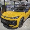 2026年フルハイブリッドモデルが追加される新型Tロックは、人垣がなかなか途切れない