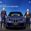 BMW iX3 新型とツィプセ会長（向かって右）、デザイン責任者のホーイドンク氏